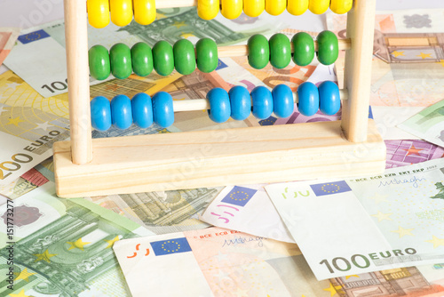 Ein traditioneller Abakus und viele Euro Geldscheine