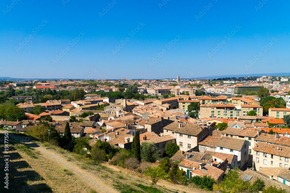 Die Stadt Carcassonne am Fusse der historischen Festungsanlage im Süden Frankreichs
