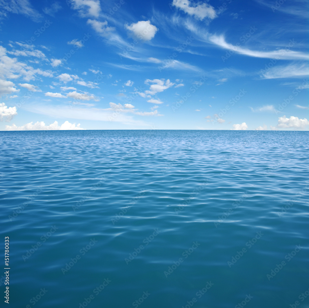 Obraz premium Niebieska powierzchnia wody morskiej
