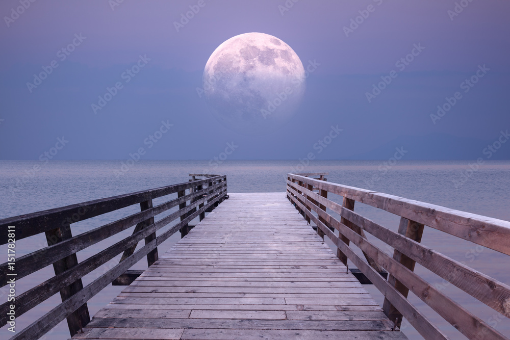 Fototapeta premium Pełnia księżyca i punkt widokowy na zmierzchu morskim