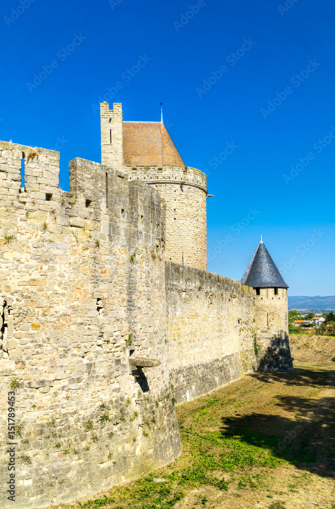 Ein Teil der Burgmauer und Türme der historischen Festungsnalge von Carcassonne