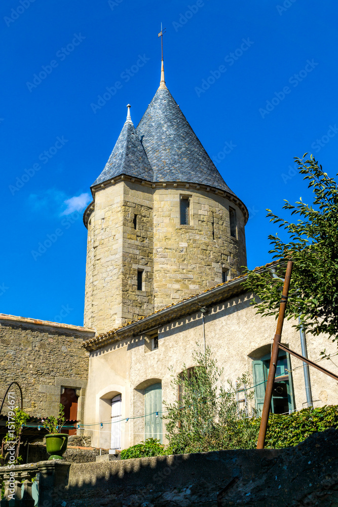 Blick auf einen Turm und den Innenhof in der mittelalterlichen Festungsanlage Carcassonne
