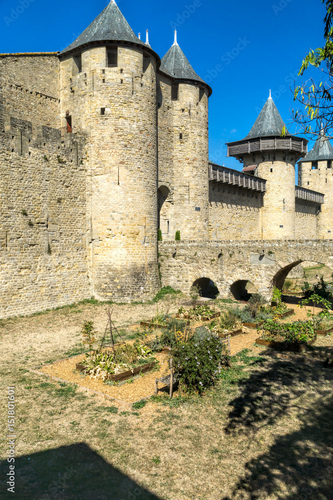 Die historische Festungsanlage Carcassonne mit Brücke, Türmen und Festungsmauern in Südfrankreich