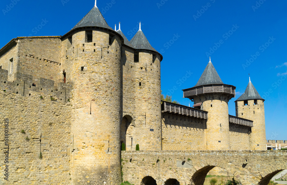 Blick auf die Brücke, Türme und einen Tail der Festungsmauern in der historischen mittelalterlichen Festungsstadt Carcassonne