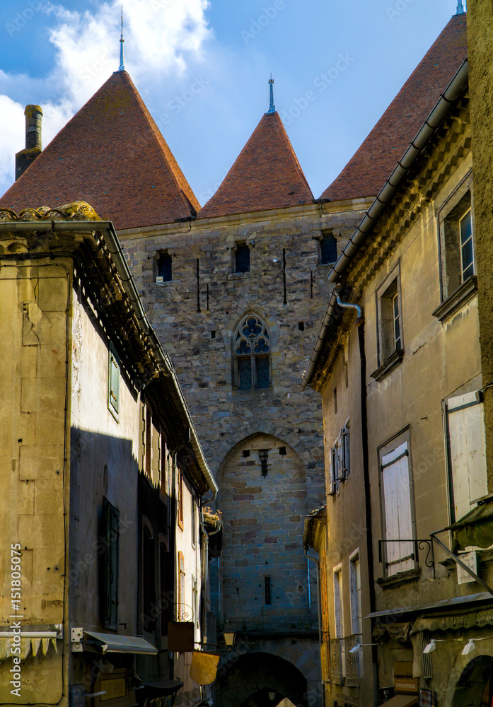Blick in eine Gasse mit Wohnhäusern in der mittelalterlichen Festungsstadt Carcassonne in Südfrankreich