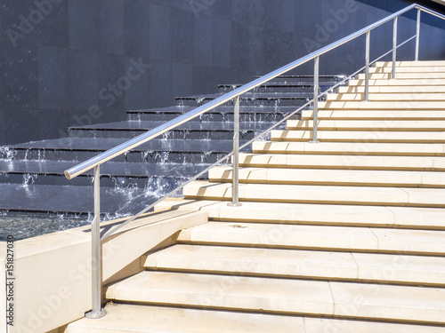 Escaleras con una fuente paralela 