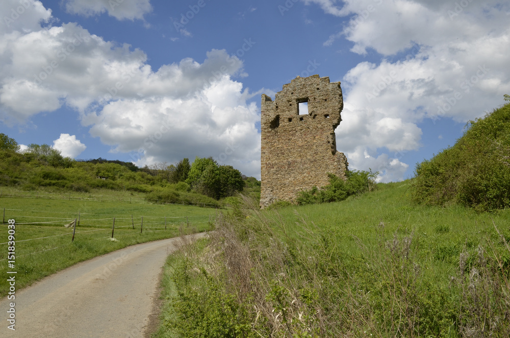 mauerreste von burg lewenstein bei niedermoschel in der pfalz mauerreste von burg lewenstein bei niedermoschel in der pfalz
