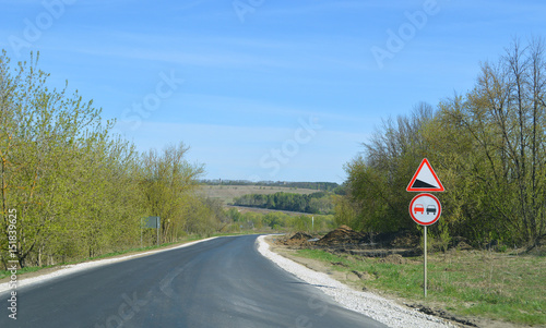Загородная асфальтированная дорога со знаками "Крутой спуск" и "Обгон запрещён"