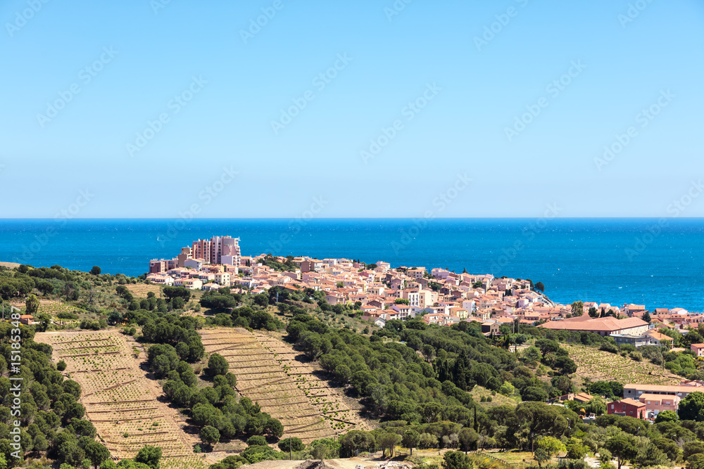 Fototapeta premium Ville de Banyuls vue depuis la côte de Vermeille, Pyrénées- Orientales, Catalogne, Languedoc-Roussillon, France