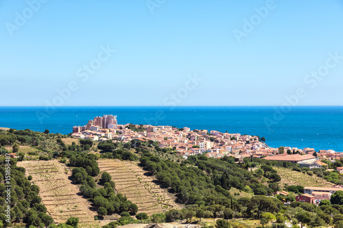 Ville de Banyuls vue depuis la c  te de Vermeille  Pyr  n  es- Orientales  Catalogne  Languedoc-Roussillon  France 