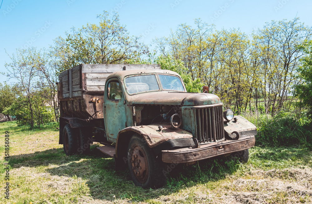 Старинный грузовик на деревенской дороге