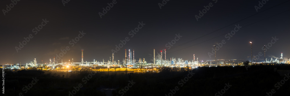 la refinería de hidrocarburos panorámica en la noche