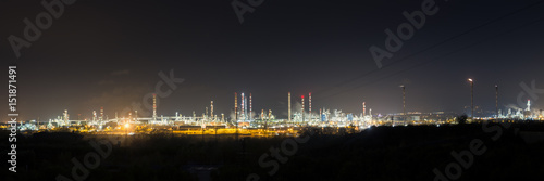 la refinería de hidrocarburos panorámica en la noche © DAVID