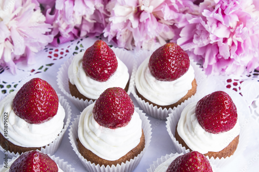 Cupcakes with Strawberries Cupcakes with Strawberries