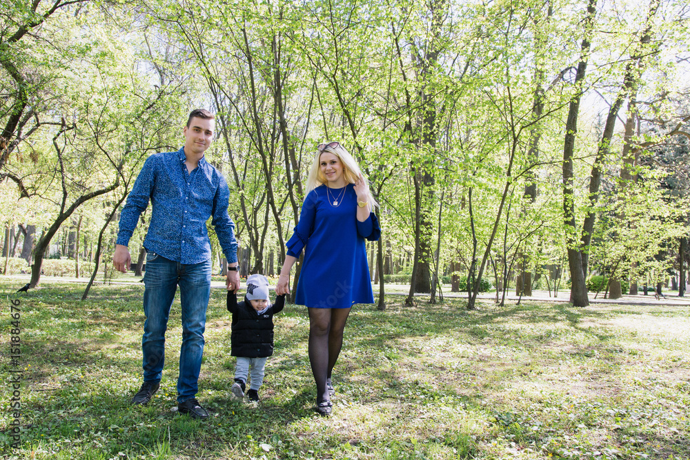 Obraz premium Happy young family spending time together outside in green nature