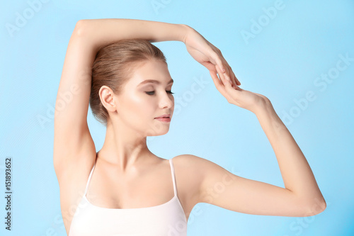 Beautiful young woman on co...