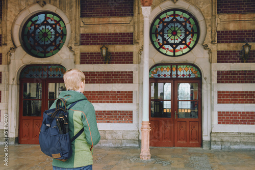 Canvas Print Tourist enter the door of Sirkeci train station in Istanbul, Turkey