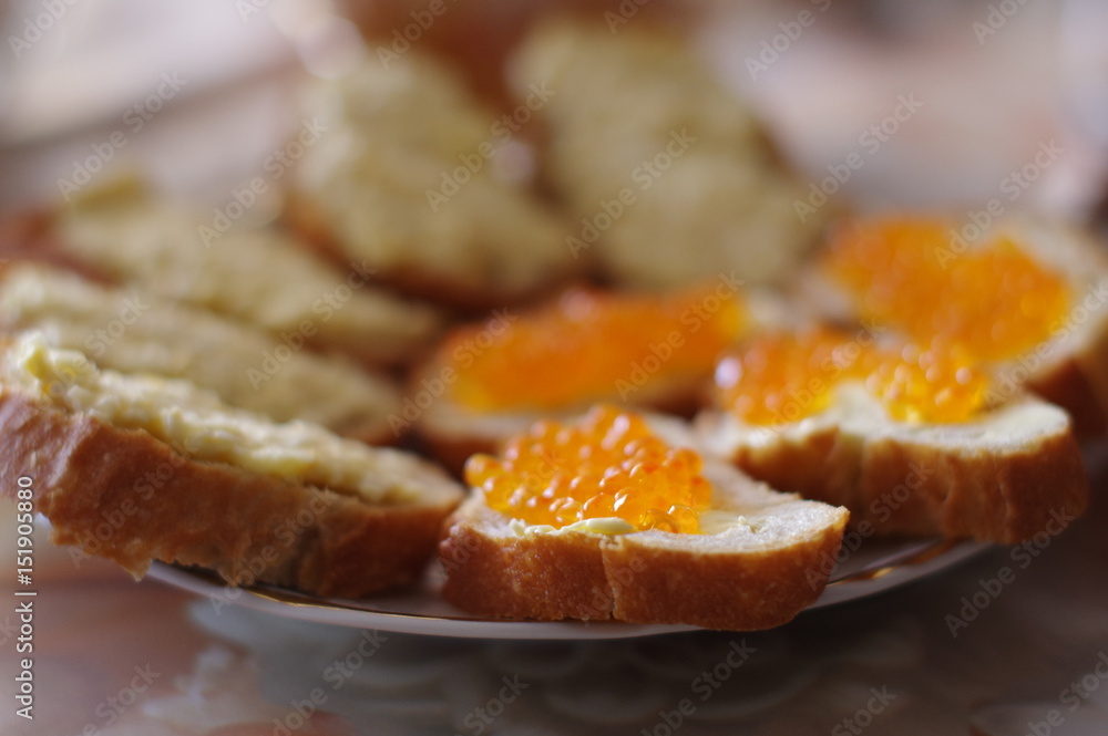 Brot mit Aufstrich und rotem Kaviar Brot mit Aufstrich und rotem Kaviar