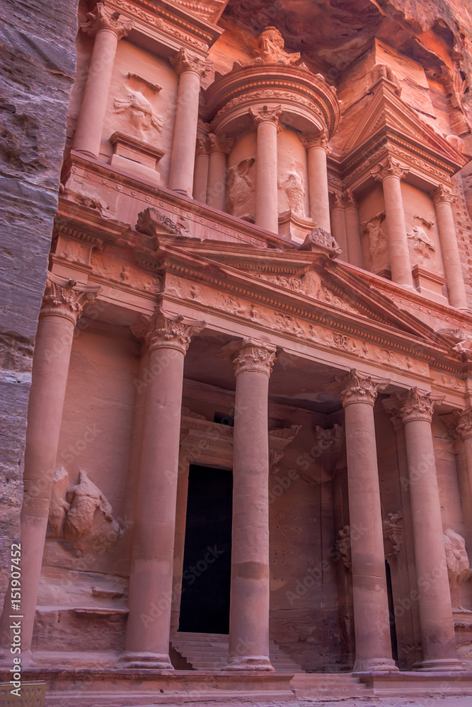 Fototapeta premium Famous tomb Al-Khazneh or Treasury in Petra