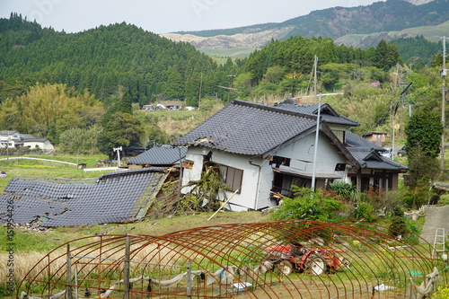 Naklejka 阿蘇地震で倒壊した家した家 熊本地震から4日後に撮影