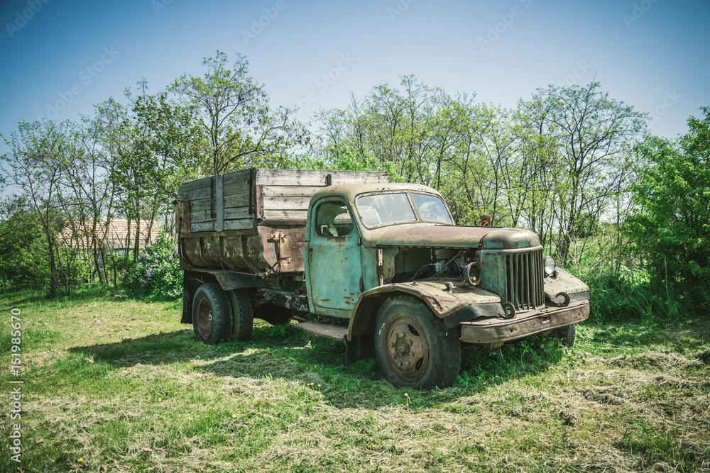 Старый ржавый грузовик на деревенской дороге