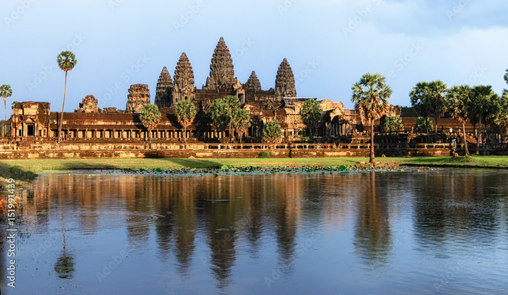 Fototapeta premium Świątynia Angkor Wat o zachodzie słońca, Siem Reap, Kambodża.