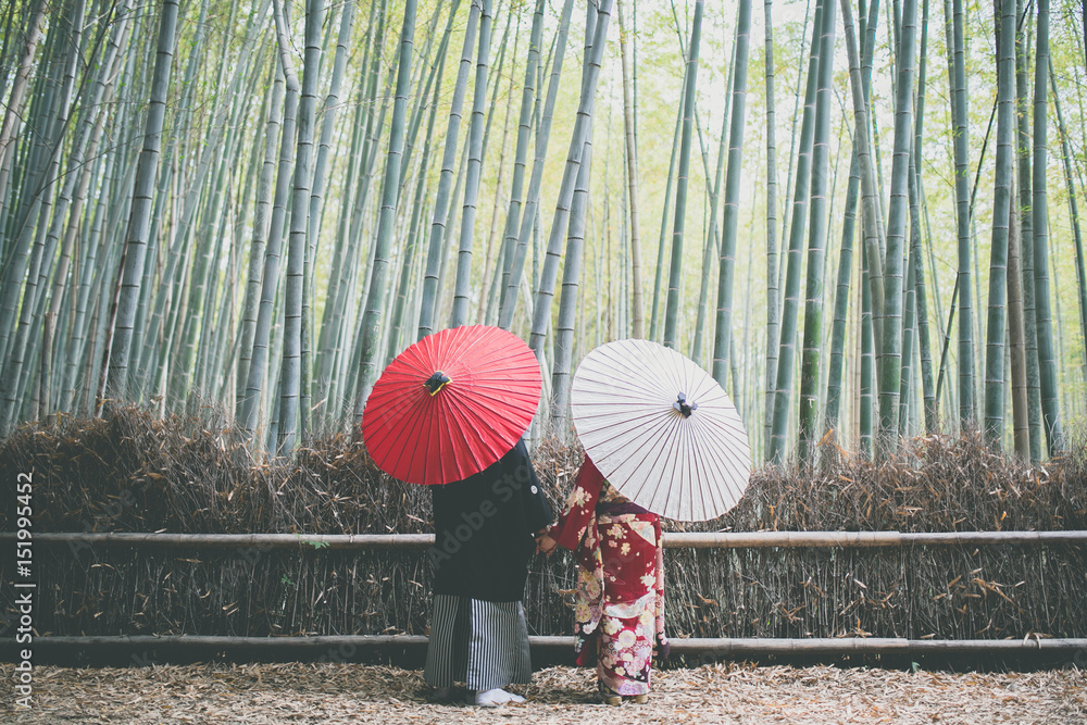 Naklejka premium Para w bambusowym lesie Kioto: Arashiyama