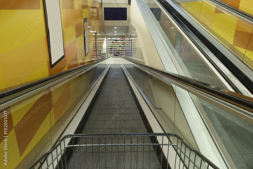 Obraz premium Conveyor belt in a supermarket entrance