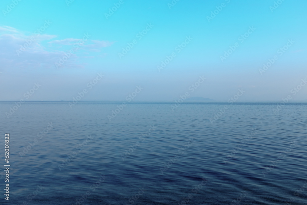 Fototapeta premium 琵琶湖の湖面が青い様子