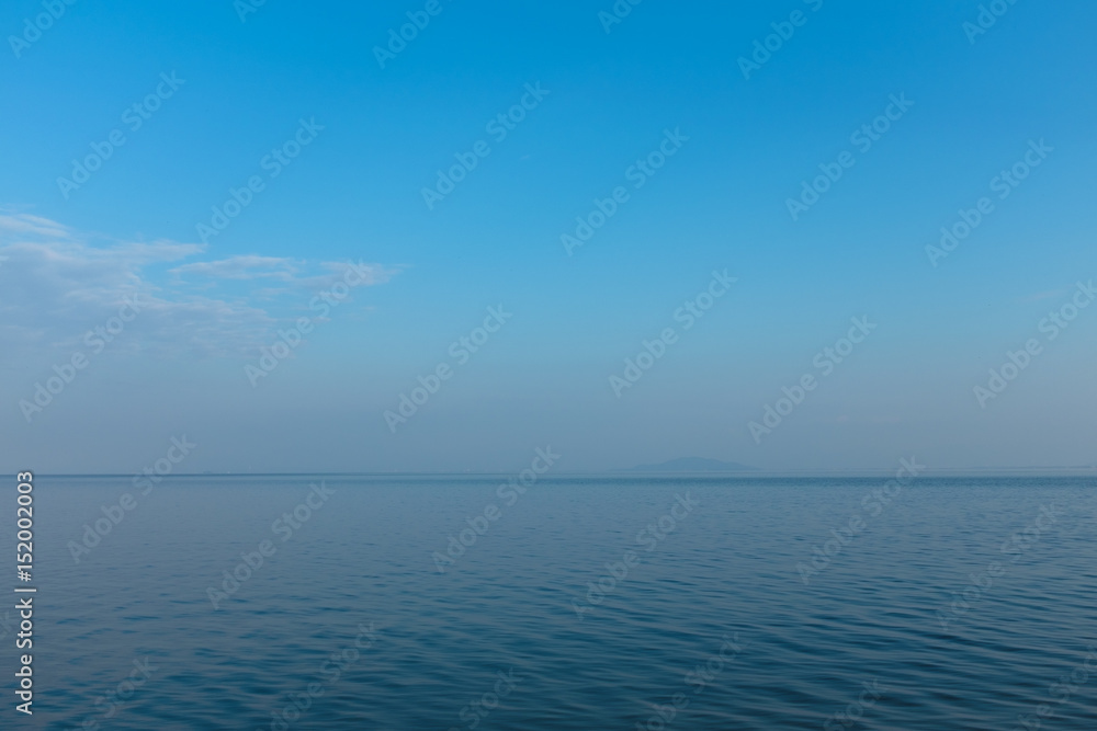 琵琶湖の湖面と空が青い様子