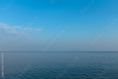 琵琶湖の湖面と空が青い様子