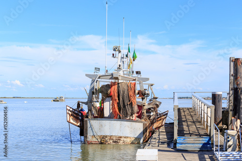 bateau de pêche de type chalutiers à quai 