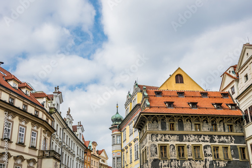 Древняя Прага. Старинные красочные средневековые дома в историческом квартале