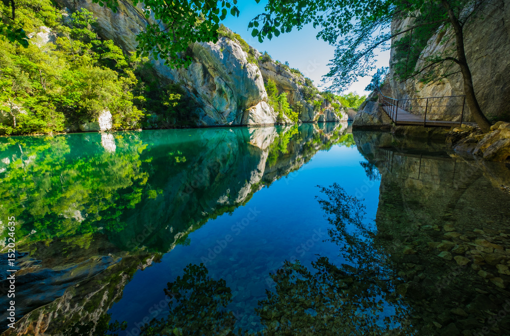 Basses Gorges du Verdon prés de Quinson au printemps. Provence. France. Un beau reflet sur l'eau calme.