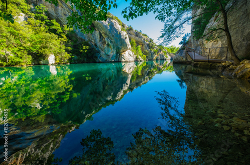 Obraz na płótnie Basses Gorges du Verdon prés de Quinson au printemps. Provence. France. Un beau reflet sur l'eau calme. w salonie