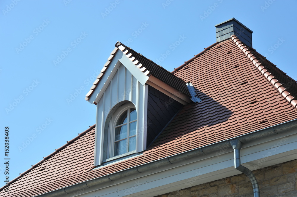 Ziegeldach mit modernisierten Dachgauben
