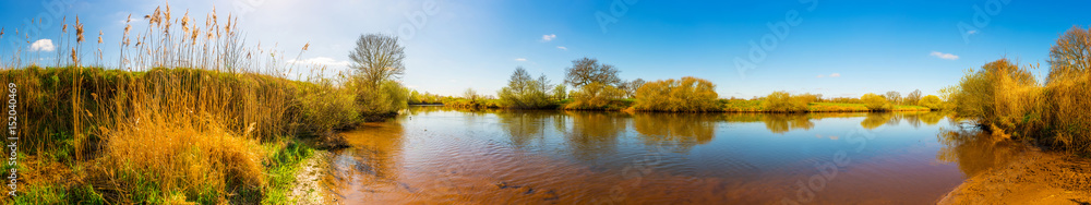 Fototapeta premium Panorama einer Landschaft mit Fluss und Wiesen