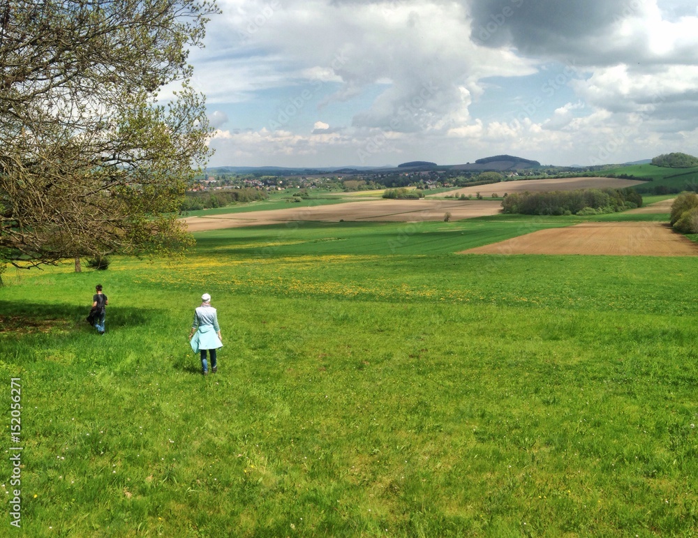 Paar macht Spaziergang am Wochenende in der Oberlausitz Paar macht Spaziergang am Wochenende in der Oberlausitz