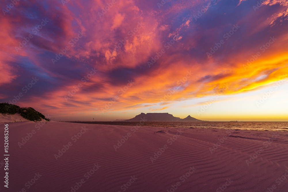 Naklejka premium Table Mountain beach sunset