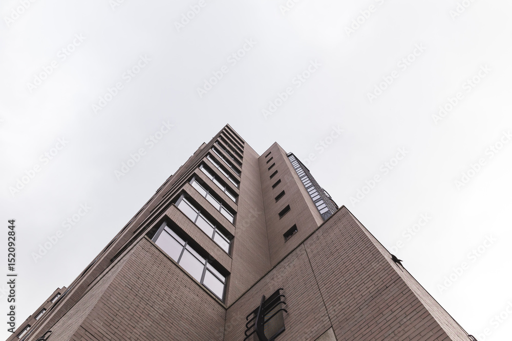 Obraz premium Side of Angular Skyscraper