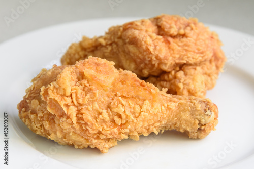 Fotografía crispy fried chicken in a white plate