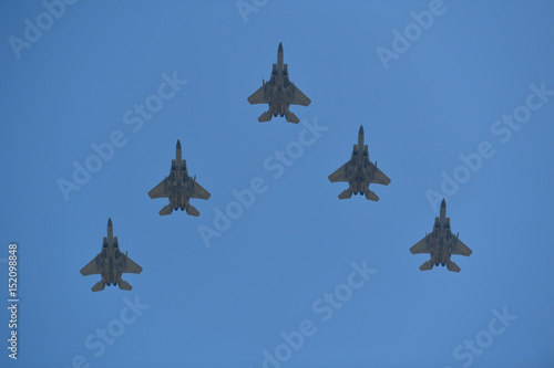 Obraz na płótnie Synchronized flight of 5 military aircraft's F-15 in the team during Israeli 69st independent day w salonie