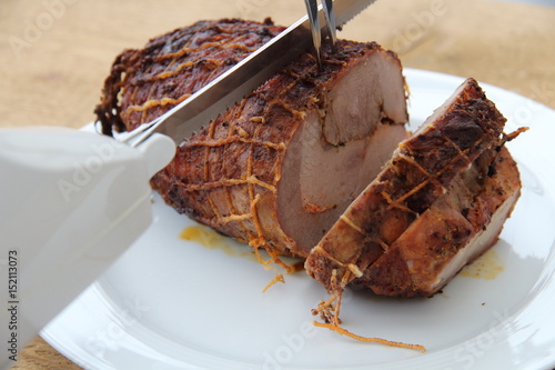 Rollbraten mit elektrischem Fleischmesser