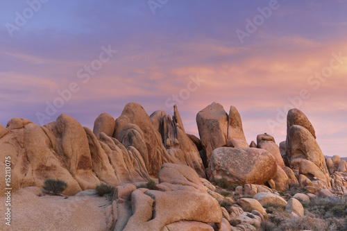 Beschauliche Felsengruppe im Joshua Tree National Park bei Sonnenuntergang