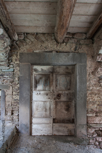 Old wooden door © Max Barattini