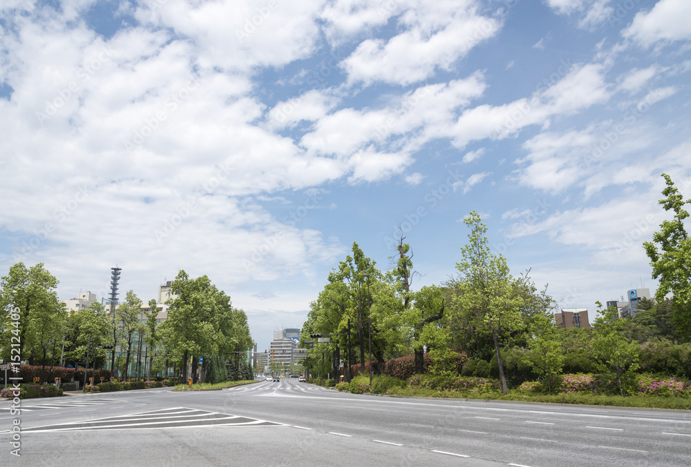 四谷中学校前交差点から見える外堀通り（東京都新宿区）