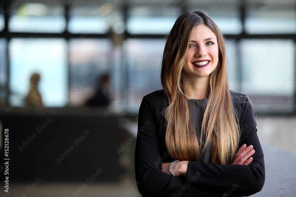 Happy smiling young businesswoman - obrazy, fototapety, plakaty 