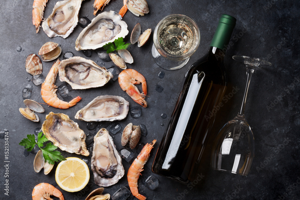 Naklejka premium Fresh seafood and white wine on stone table