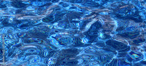 Blaue Wasseroberfläche in Außenpool