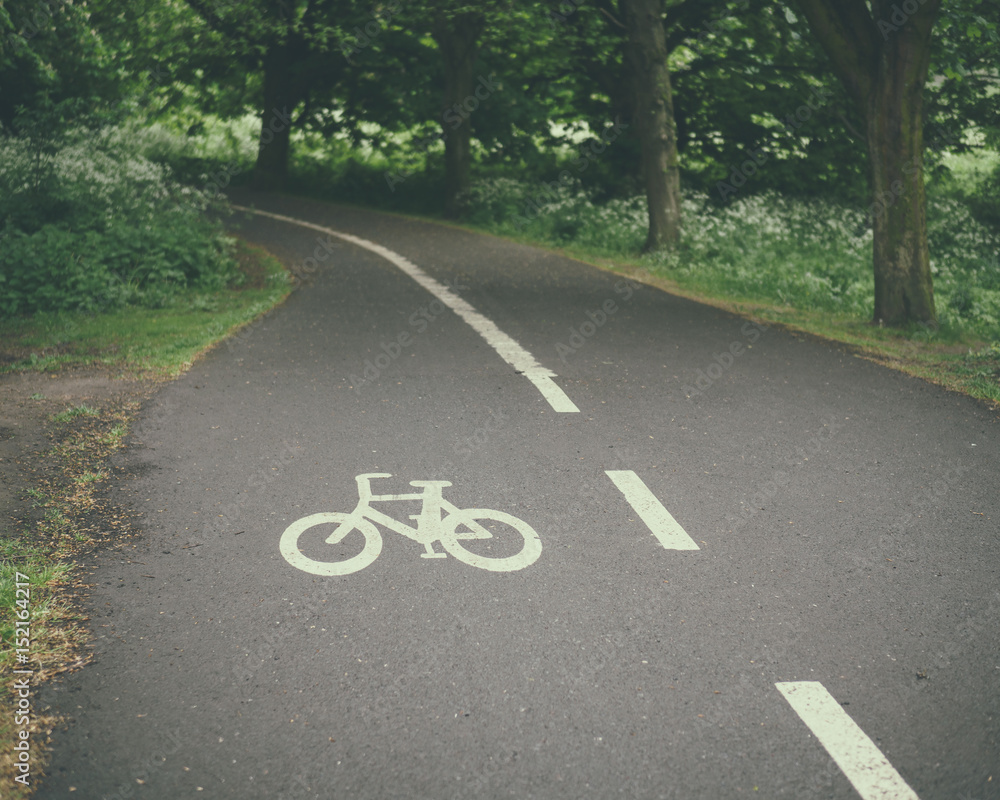 Obraz premium bicycle sign on countryside road